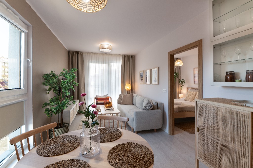 Balkon apartamentu z fotelem