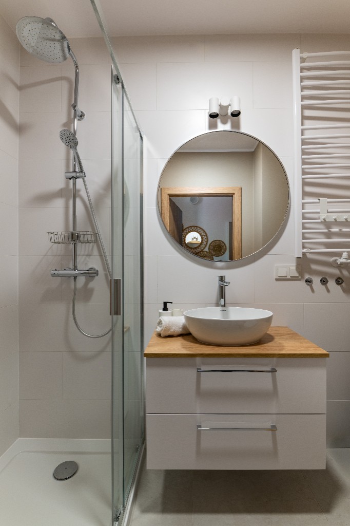 Umywalka i lustro w łazience