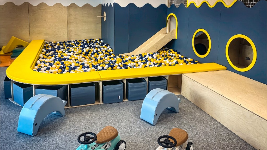 Sala zabaw z basenem piłeczek dla dzieci